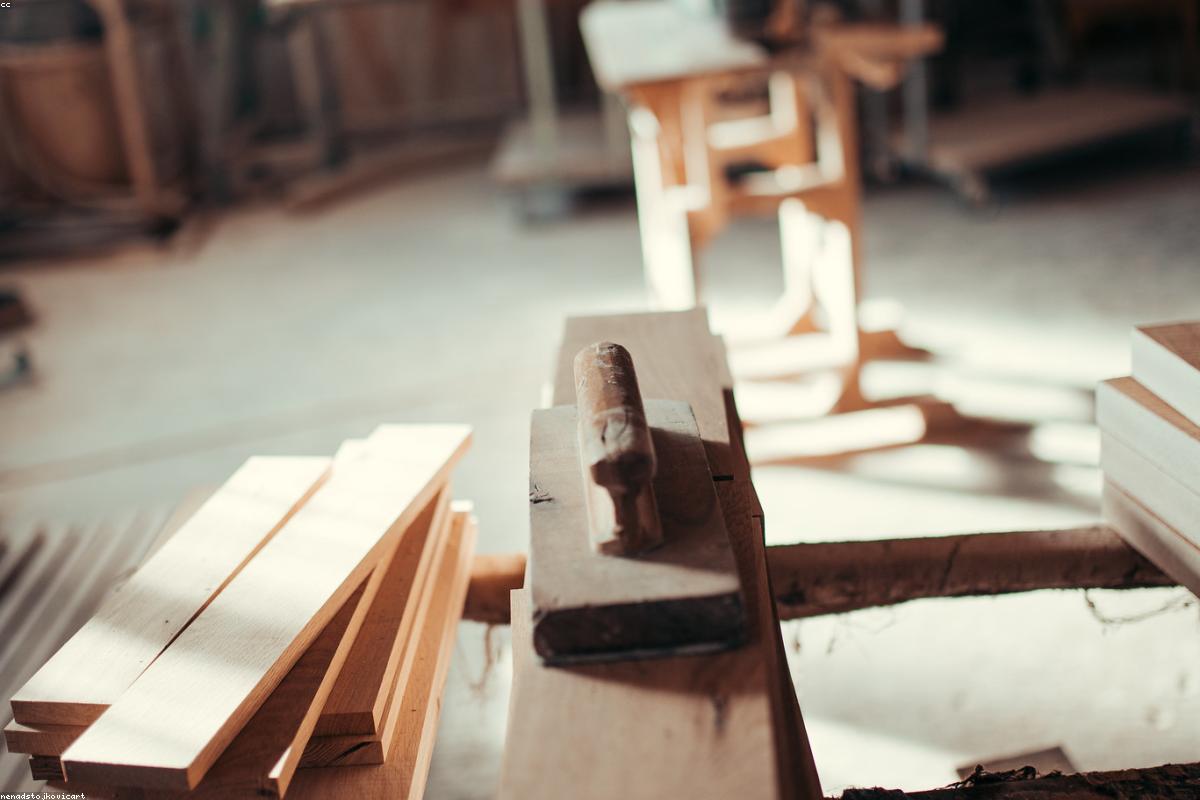 Escalier en chêne massif fabriqué sur mesure dans un intérieur nantais